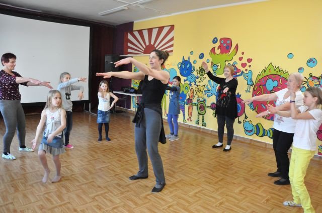 miedzypokoleniowe-tance-w-kregu-foto-73737
