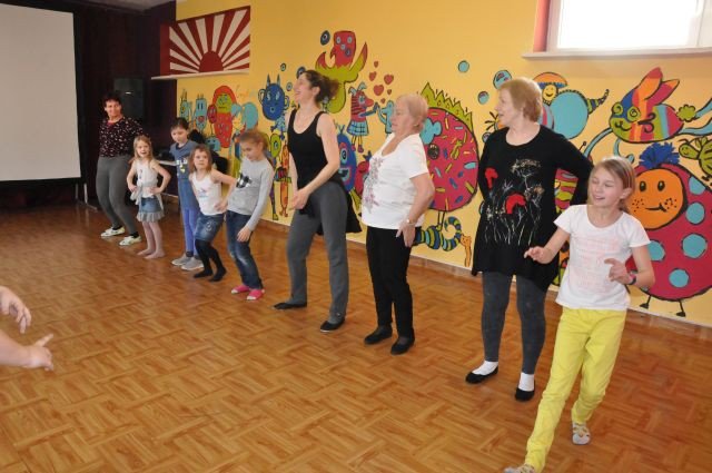 miedzypokoleniowe-tance-w-kregu-foto-73737