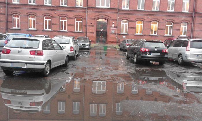 bajoro-na-parkingu-przed-siedziba-mopsu-foto-73739