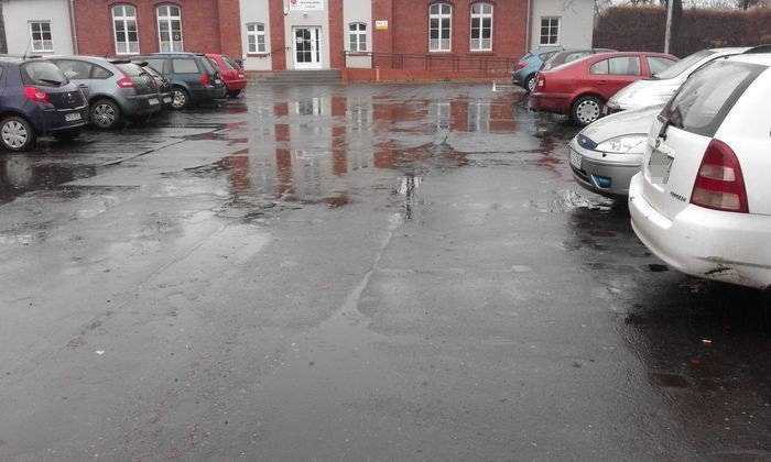 bajoro-na-parkingu-przed-siedziba-mopsu-foto-73739