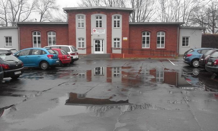 bajoro-na-parkingu-przed-siedziba-mopsu-foto-73739
