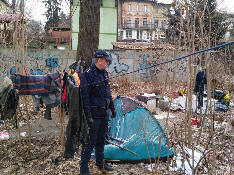 policjanci-uratowali-bezdomnemu-zycie-foto-73752