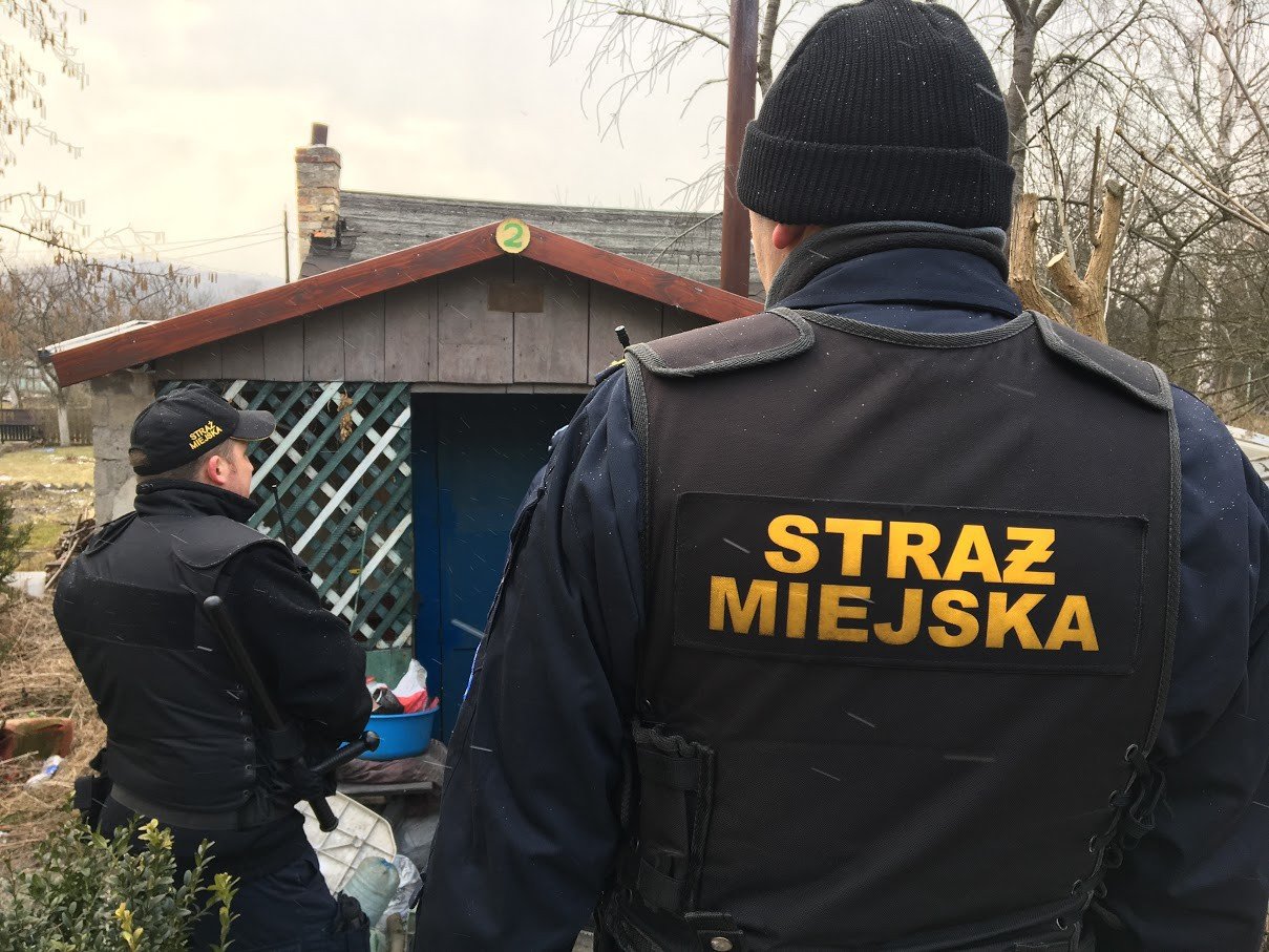 schorowana-kobieta-wybraa-zycie-w-altance-foto-73760