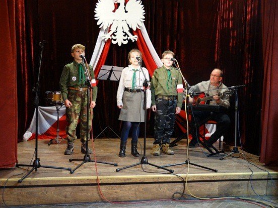 patriotyczne-nuty-w-modziezowym-domu-kultury-foto-73831