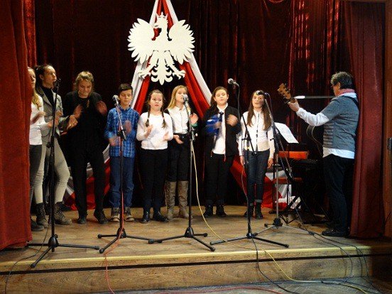 patriotyczne-nuty-w-modziezowym-domu-kultury-foto-73831