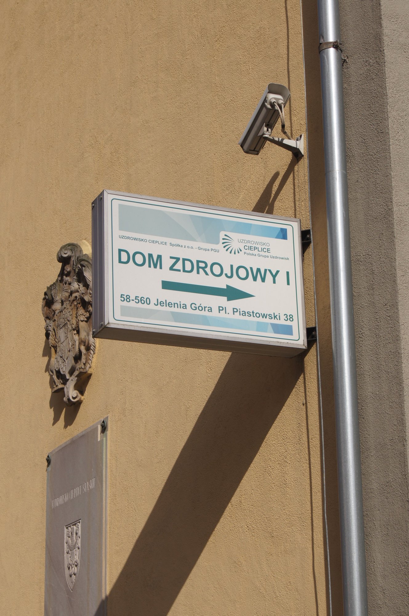 Tablica i herb na bydynku Domu Zdrojowego