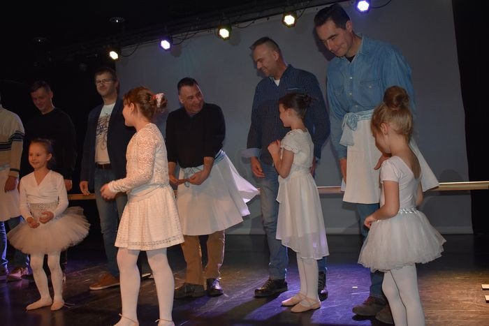 poranek-rodzinny-z-brzydkim-kaczatkiem-foto-73853