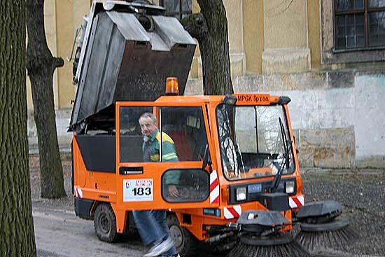 Sprzątanie w parku przy kościele garnizonowym już się rozpoczęło.