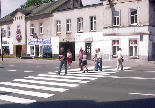 Świeżo pomalowane zebry na ulicy Wolności.