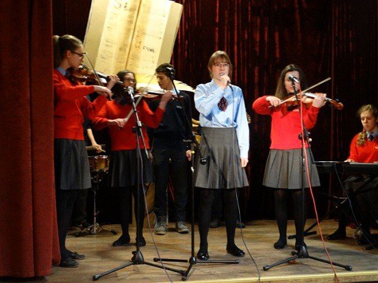 spiewali-i-recytowali-poezje-w-mdk-foto-74061