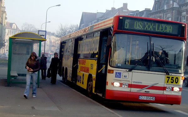 Za dnia wiaty są w miarę bezpieczne. Chuligani niszczą je pod osłoną nocy.