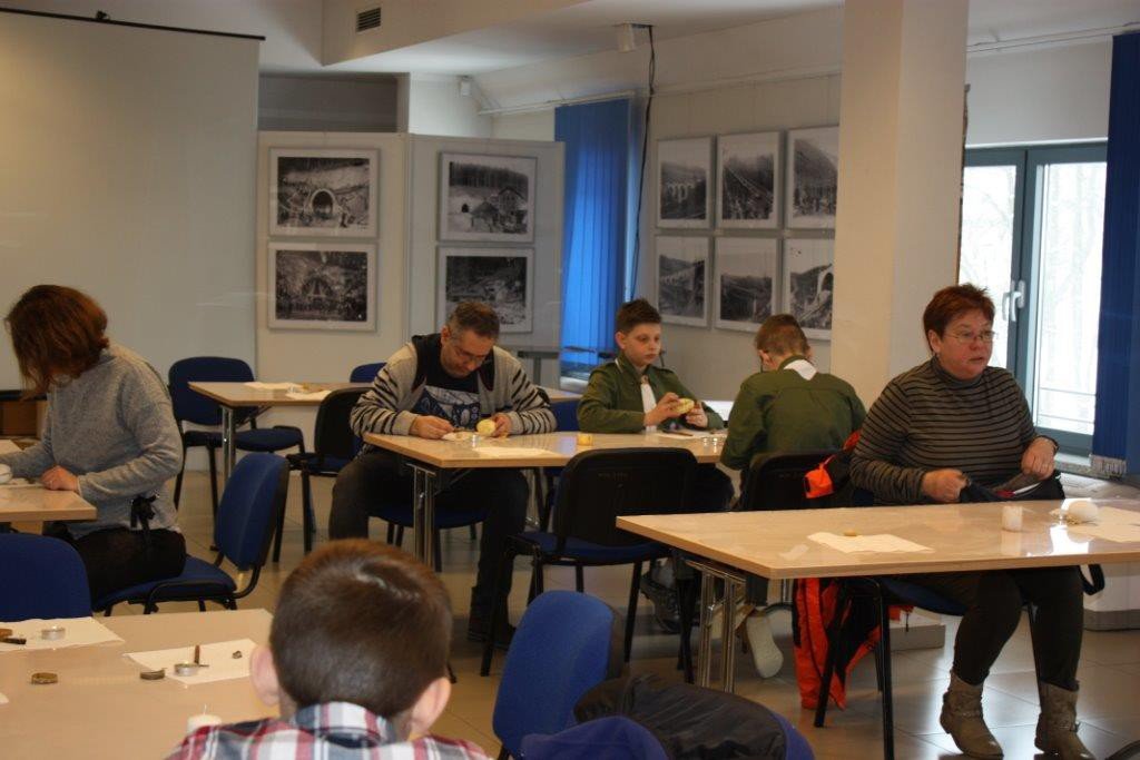 zdobili-pisanki-metoda-batikowa-foto-74145