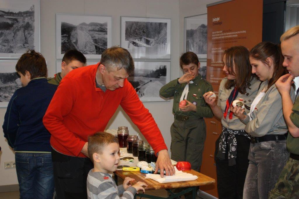 zdobili-pisanki-metoda-batikowa-foto-74145