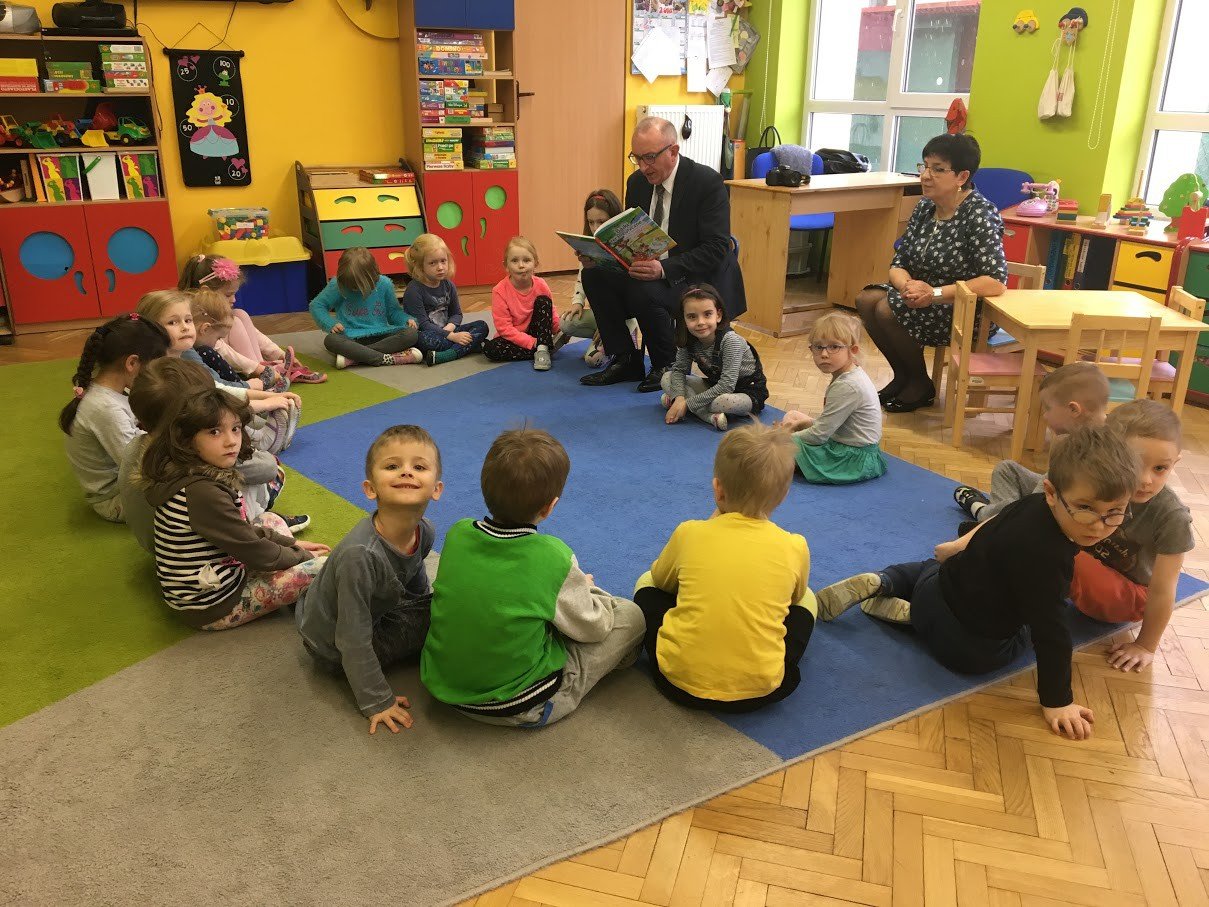 urzednicy-i-radni-czytaja-przedszkolakom-foto-74153