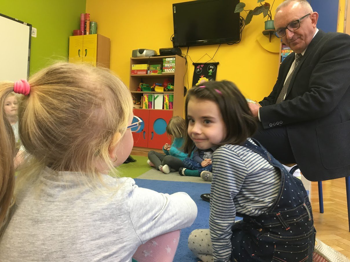 urzednicy-i-radni-czytaja-przedszkolakom-foto-74153