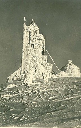 Skute lodem i śniegiem obserwatorium astronomiczne na Śnieżce w latach 30. ubiegłego wieku.