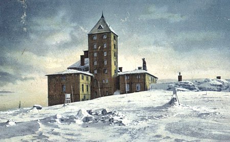 Schronisko z wieżą widokową na Śnieżnych Kotłach. Tam co roku schodzą lawiny, ale nie ma szlaków turystycznych.