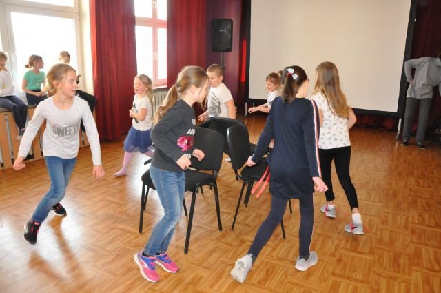 tance-w-kregu-w-przystani-tworczej-foto-74315