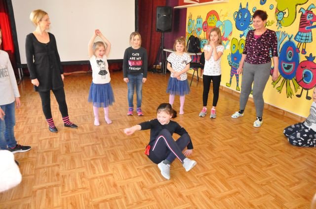tance-w-kregu-w-przystani-tworczej-foto-74315
