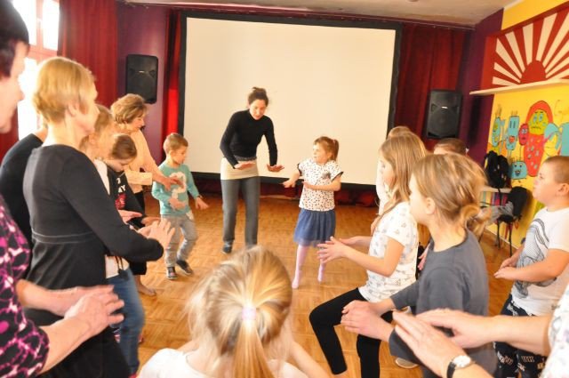 tance-w-kregu-w-przystani-tworczej-foto-74315