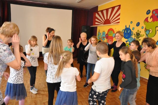 tance-w-kregu-w-przystani-tworczej-foto-74315