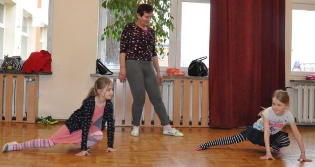 tance-w-kregu-w-przystani-tworczej-foto-74315