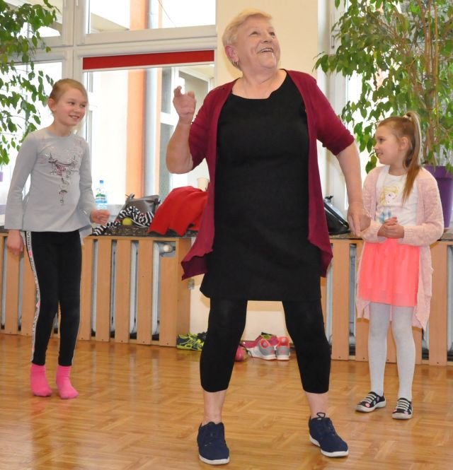 tance-w-kregu-w-przystani-tworczej-foto-74315