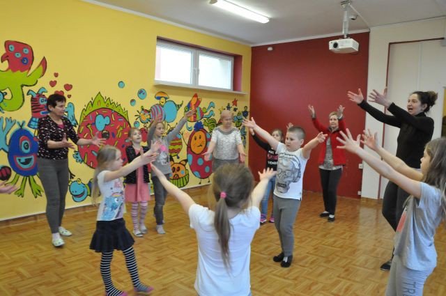 tance-w-kregu-w-przystani-tworczej-foto-74315