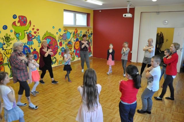 tance-w-kregu-w-przystani-tworczej-foto-74315