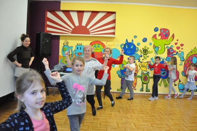 tance-w-kregu-w-przystani-tworczej-foto-74315