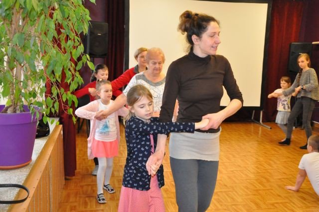 tance-w-kregu-w-przystani-tworczej-foto-74315