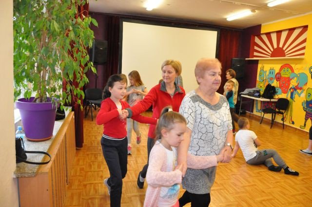 tance-w-kregu-w-przystani-tworczej-foto-74315