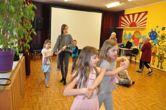 tance-w-kregu-w-przystani-tworczej-foto-74315