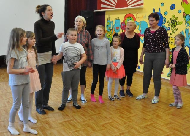 tance-w-kregu-w-przystani-tworczej-foto-74315