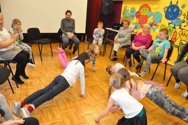 tance-w-kregu-w-przystani-tworczej-foto-74315