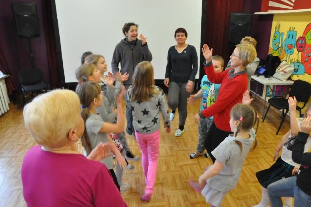 tance-w-kregu-w-przystani-tworczej-foto-74315