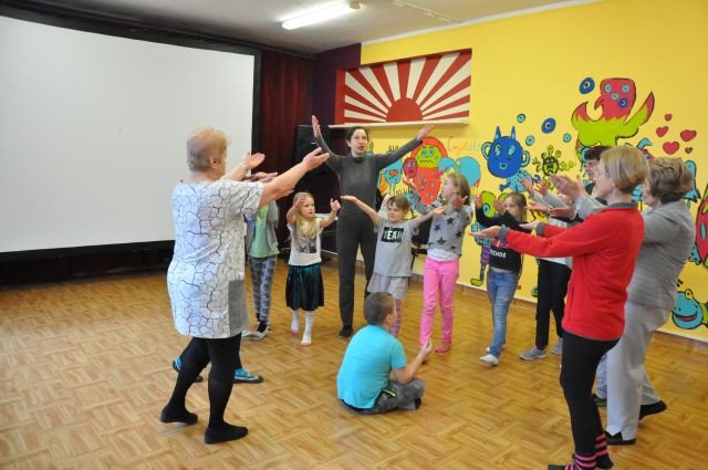 tance-w-kregu-w-przystani-tworczej-foto-74315