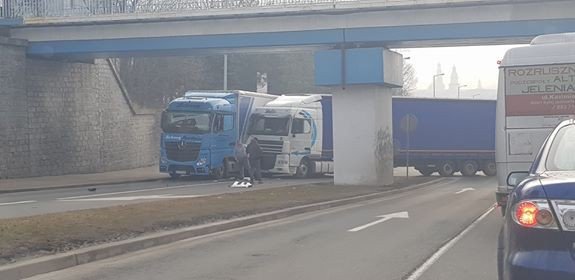 kolizja-ciezarowek-przy-wyjezdzie-na-zgorzelec-foto-74349