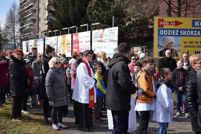 wierni-z-zabobrza-przeszli-droga-krzyzowa-foto-74386