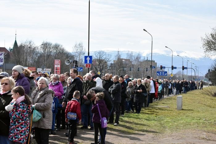 wierni-z-zabobrza-przeszli-droga-krzyzowa-foto-74386