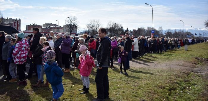 wierni-z-zabobrza-przeszli-droga-krzyzowa-foto-74386