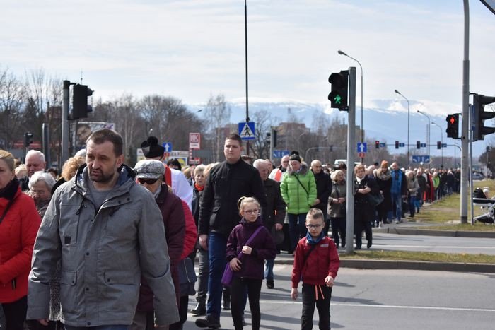 wierni-z-zabobrza-przeszli-droga-krzyzowa-foto-74386