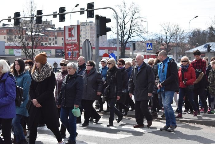 wierni-z-zabobrza-przeszli-droga-krzyzowa-foto-74386