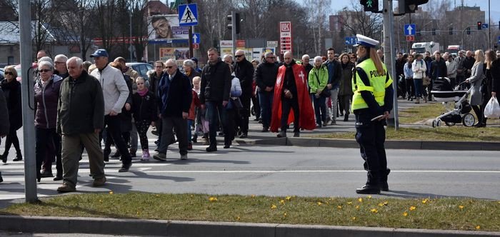 wierni-z-zabobrza-przeszli-droga-krzyzowa-foto-74386