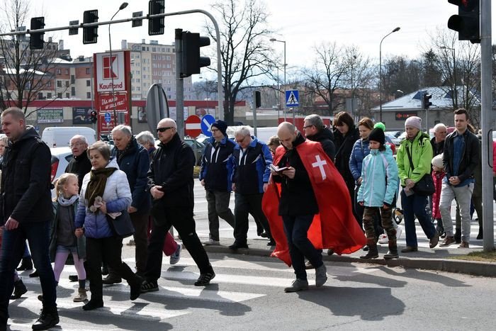 wierni-z-zabobrza-przeszli-droga-krzyzowa-foto-74386