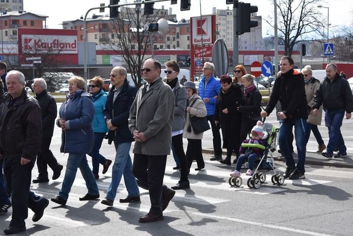 wierni-z-zabobrza-przeszli-droga-krzyzowa-foto-74386