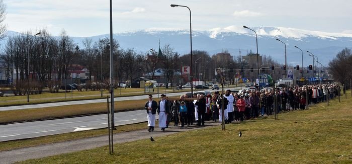 wierni-z-zabobrza-przeszli-droga-krzyzowa-foto-74386