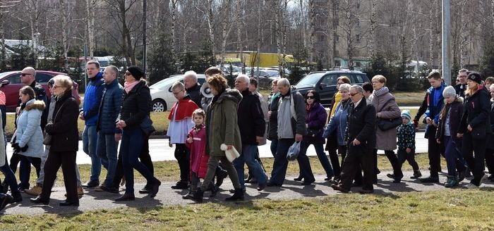 wierni-z-zabobrza-przeszli-droga-krzyzowa-foto-74386