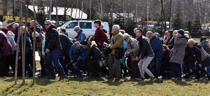 wierni-z-zabobrza-przeszli-droga-krzyzowa-foto-74386