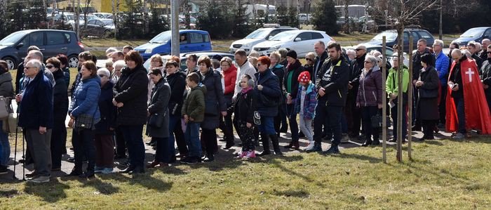 wierni-z-zabobrza-przeszli-droga-krzyzowa-foto-74386